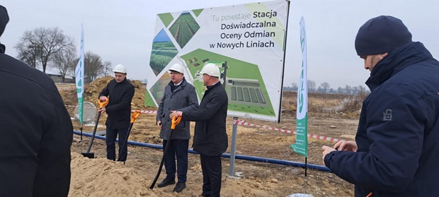 Dyrektor Centralnego Ośrodka Badania Odmian Roślin Uprawnych – Henryk Bujak, Z-ca dyrektora ds. administracyjno-ekonomicznych  -  Arkadiusz Sokołowski oraz Dyrektor SDOO Szczecin - Łukasz Gawlik wbili symboliczną pierwszą łopatę