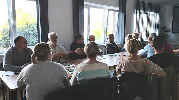 zdjęcie 1 przedstawiające ludzi siedzących po dwóch stronach stołu. Przybyli goście zasiedli w sali konferencyjnej na terenie Zakładu.
Kierownik ZDOO, Pani Magdalena Grudzińska poprowadziła wykład, podczas którego omówiła zagadnienia związane z uprawą soi i zaprezentowała jej poszczególne odmiany
