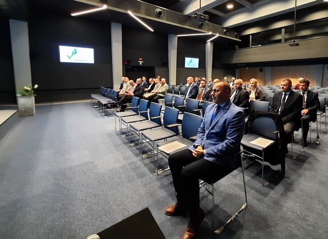 Zgromadzeni goście zebrali się w sali konferencyjnej.