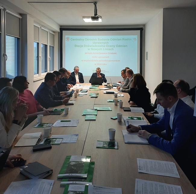 Zgromadzeni uczestnicy posiedzenia spotkali się w sali konferencyjnej Centrum Usług Publicznych w Gryficach. Zasiedli do stołu. Przyjęto porządek obrad.
